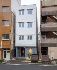 高松GRAND BASE Takamatsu的街道边的白色建筑