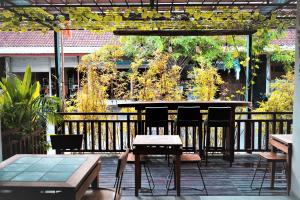 库塔The Nyaman Bali的一个带椅子的庭院和甲板上的酒吧