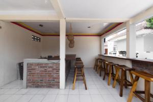 RedDoorz @ Raya Janti Yogyakarta餐厅或其他用餐的地方