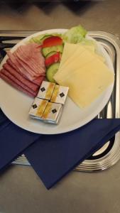 布劳施泰因Blue River Side的桌上的一盘奶酪和其他食物