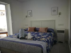 圣巴托洛梅Cozy Luxury的一间卧室配有一张带蓝色棉被的床