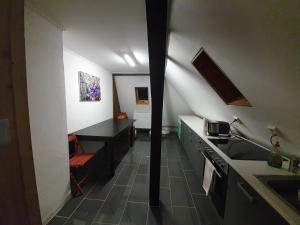 新明斯特Dachgeschosswohnung in Neumünster 2 Zimmer的厨房配有水槽和台面
