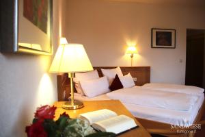 沃尔姆斯温哥特萨德维斯葡萄酒庄酒店的酒店客房配有一张床和一张带台灯的桌子