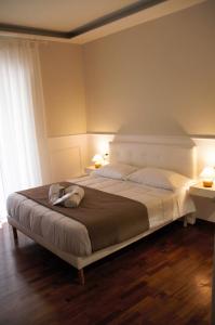 那不勒斯MAMO al Museo的一间卧室配有一张带两盏灯的大型白色床。
