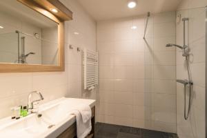 内斯内斯酒店的带浴缸、水槽和淋浴的浴室