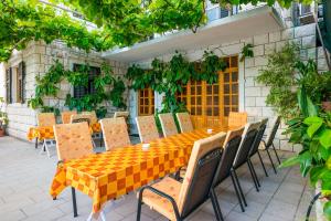 扎通库库尔宜卡别墅酒店的庭院里摆放着橙色的桌子和椅子