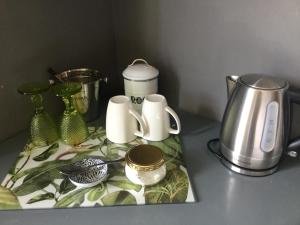 咖啡湾BayView Room @ Coram Deo的台面、咖啡壶和茶壶