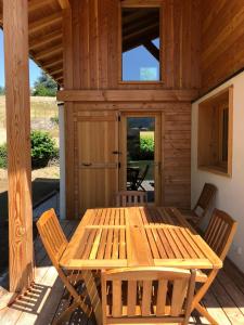 圣热尔韦莱班Prestigious Chalet的小屋门廊上的木桌和椅子