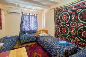 撒马尔罕埃米尔住宿加早餐酒店的一间设有两张单人床和地毯的房间