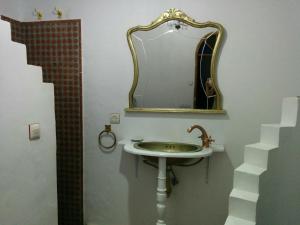 得土安Riad Tetuanía的一间带水槽和镜子的浴室