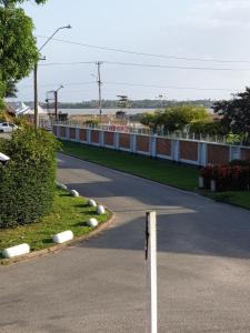 帕拉马里博Riando appartement Royal Rainville的路边有栅栏的道路
