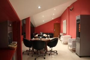 瓜尔多Hotel Tremazal的一间拥有红色墙壁和桌椅的用餐室