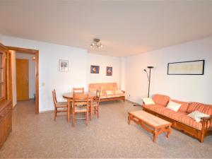 卡拉费尔Villa Service - Lindamar 1º 2ª的客厅配有沙发和桌子
