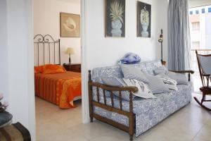 托里代巴拉AT060 Torremar II的一间卧室配有一张床、一把椅子和枕头