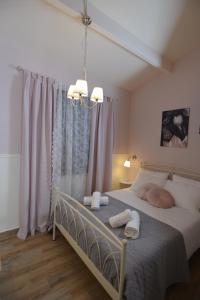 阿特米达Olympia's Apartments的一间卧室配有一张床,上面有两条毛巾