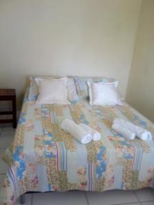 ItacarambiRest. e Pousada Fabiao II的一张带白色枕头和被子的床