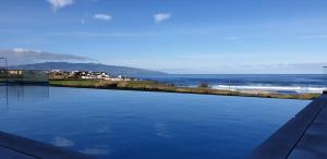 大里贝拉Hotel Verde Mar & SPA的海景游泳池