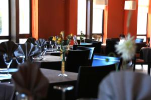 瓜尔多Hotel Tremazal的用餐室配有桌椅和酒杯
