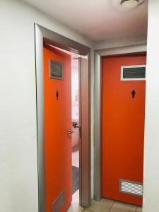 巴塞罗那巴塞罗那猫旅馆的两个橙色的门