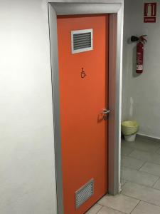 巴塞罗那巴塞罗那猫旅馆的橙色的门,