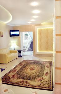 文尼察Hotel Dobrodiy的客厅配有沙发,地板上铺有地毯。