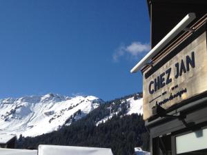 莫尔金斯Boutique-Hôtel Chez Jan的雪覆盖的山地滑雪旅馆标志