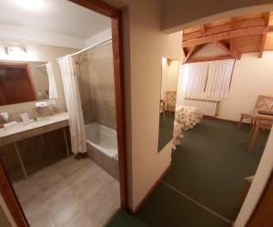 卡薇亚惠尼夫德尔克罗SPA酒店的带淋浴、盥洗盆和浴缸的浴室