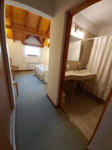 卡薇亚惠尼夫德尔克罗SPA酒店的客房设有带一张床和镜子的卧室