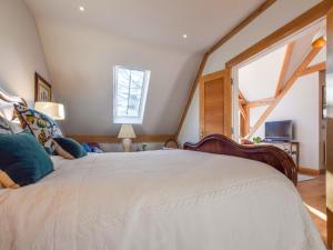 拜伯里Sycamore的一间卧室设有一张大床和一个窗户。