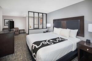 亚特兰大亚特兰大南机场拉昆塔酒店的酒店客房设有一张大床和一台电视。