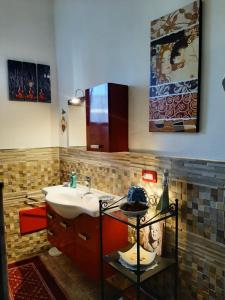 卡利亚里Apartment i viaggi di Mario的浴室配有盥洗盆、镜子和台面