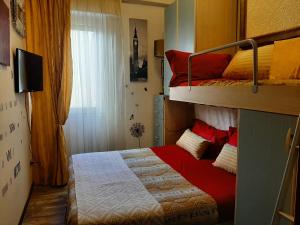 卡利亚里Apartment i viaggi di Mario的一间卧室配有红色和黄色的双层床