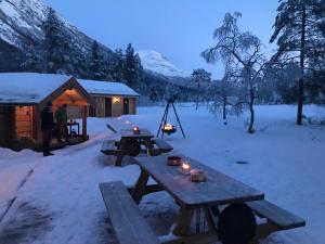 ÅlvundeidCamp Dronningkrona的小屋旁的雪地野餐桌