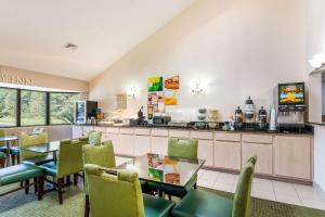 Southern EstatesQuality Inn Petersburg Near Fort Gregg-Adams的一间设有桌椅的快餐店