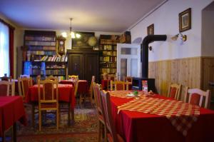 鲍科尼贝尔巴空伊贝尔野葡萄酒店及餐厅的餐厅配有桌椅和红色桌布