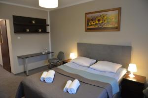 什切青Dom św. Józefa的酒店客房配有两张床和一张书桌