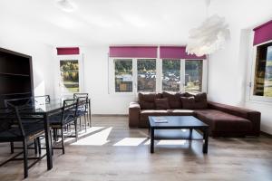 因克勒斯Riu D'Incles的客厅配有沙发和桌椅