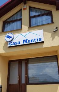 博尔沙CASA MONTIS的卡萨山楼边的标志