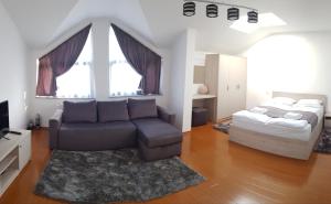 博尔沙CASA MONTIS的客厅配有沙发和1张床
