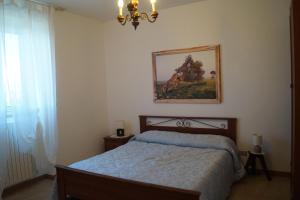 阿尔贝罗贝洛卡萨德尔诺诺旅馆的卧室配有一张床,墙上挂着一幅画