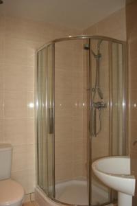 海维康克利夫顿酒店的带淋浴、卫生间和盥洗盆的浴室