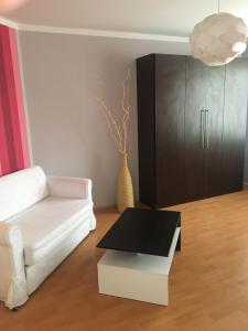大洛西尼Apartmán Edita的客厅配有白色的沙发和桌子