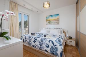 马卡尔斯卡Luxury apartman SKY with sea view and whirlpool的相册照片