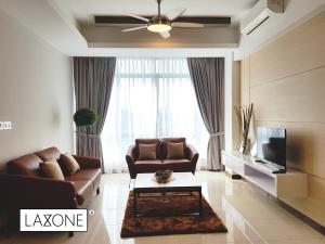 甘榜森布兰Sutera Avenue Kota Kinabalu - Laxzone Suite的带沙发和电视的客厅