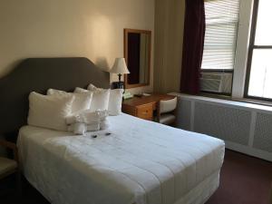 纽约里奥住宅酒店的配有白色枕头的大型白色床的酒店客房