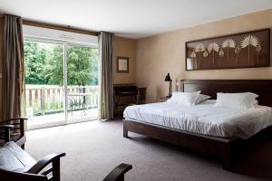 尼伊圣乔治拉根迪霍梅尔酒店的一间卧室设有一张床和一个大窗户
