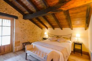 莫格罗Posada Condado de la Mota的一间带一张床的卧室,位于带木制天花板的房间内