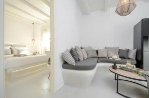 加里尼Naxos Secret Paradise Villa的白色的客厅配有沙发和桌子