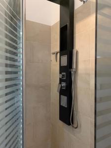 博洛尼亚Stayinbologna 3的浴室内带电话的淋浴