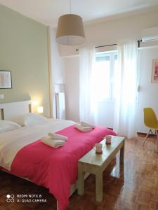 雅典Athens Lycabettus Luxurious Loft的一间卧室配有一张带红色毯子的大床